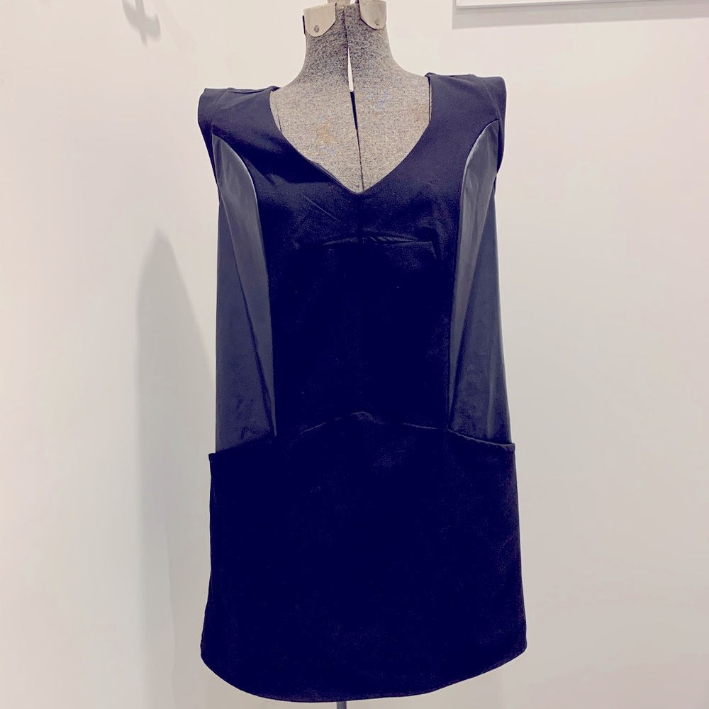 Women’s mini dress with pockets